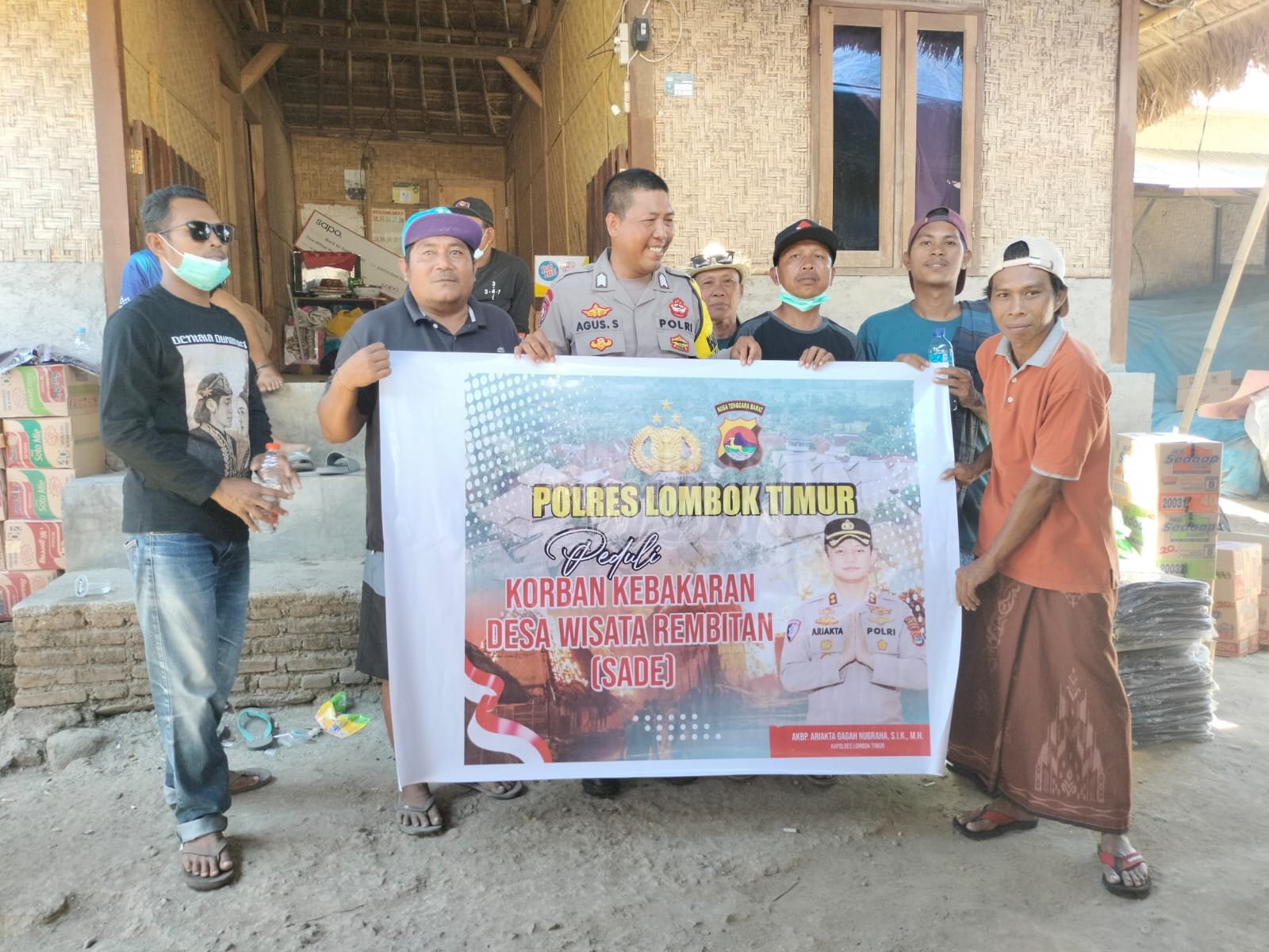 Bripka Agus Salim Serahkan Bantuan ke Korban Kebakaran Sade