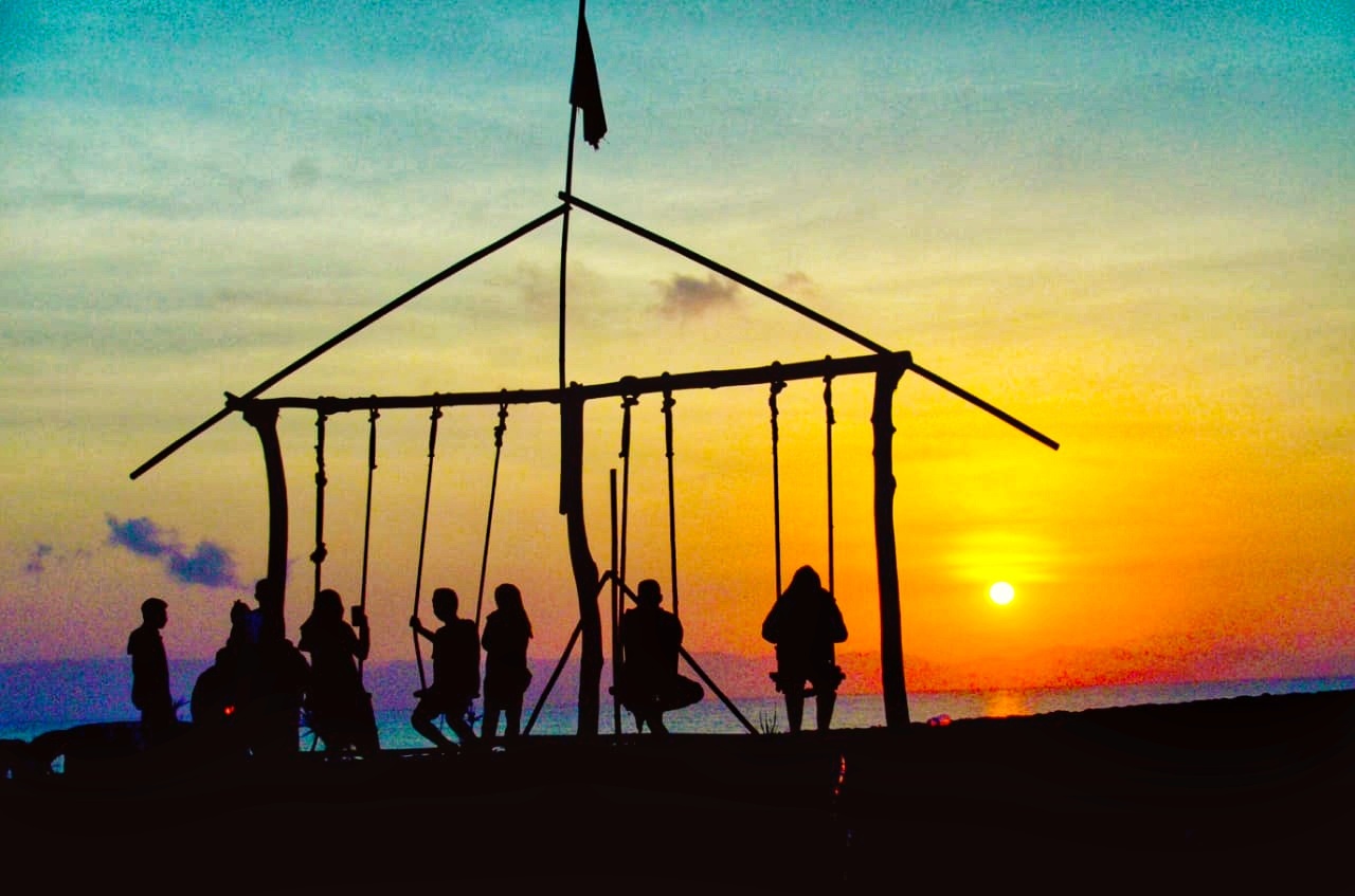 Menikmati Sunrise Pantai Maiq Anyir