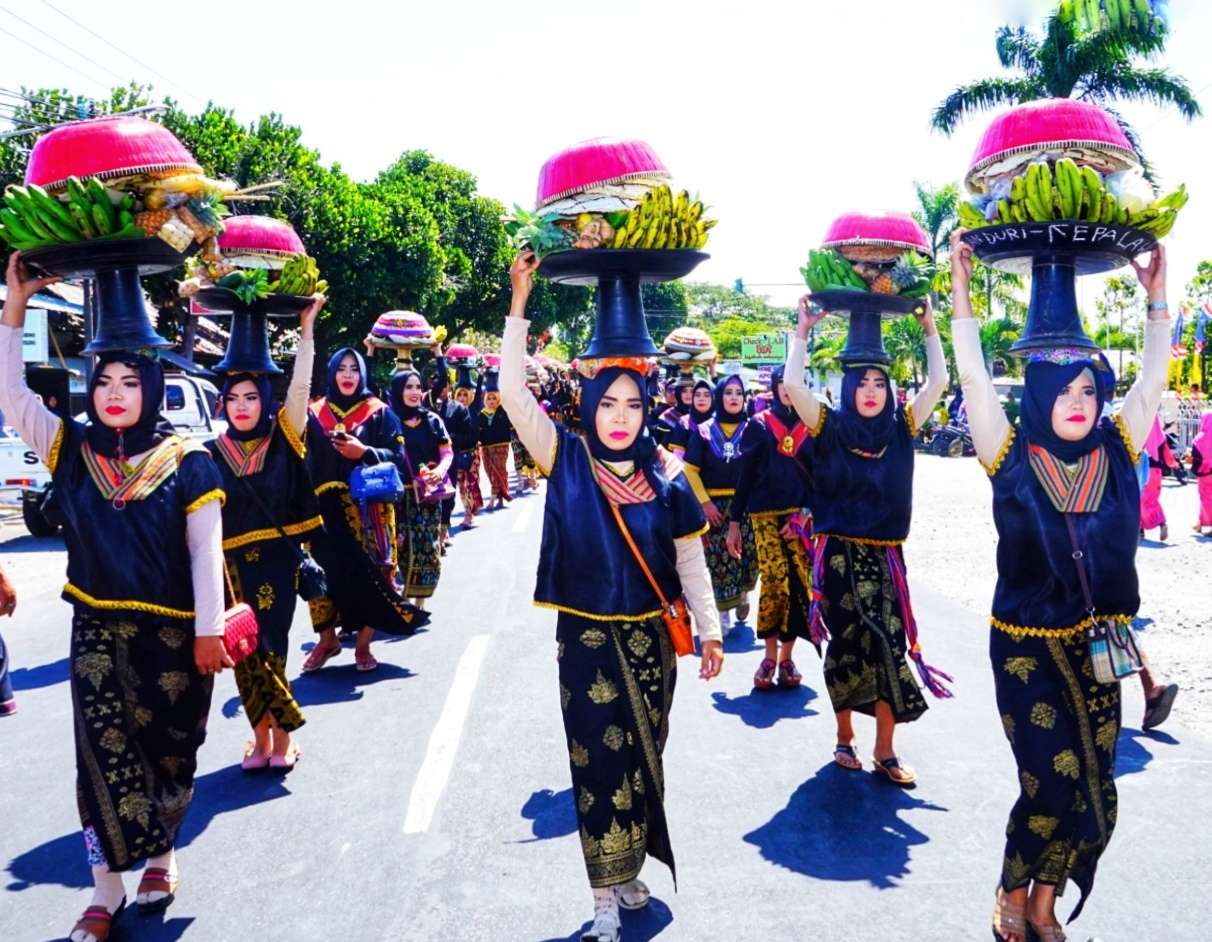 Parade 1000  <i> Dulang </i> Meriahkan Hari Jadi Lombok Timur 